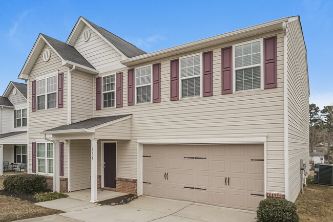 2004 Red Leaf Ct in Dallas, NC - Foto de edificio - Building Photo