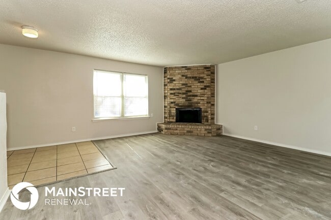 3904 Royal Crest Dr in Fort Worth, TX - Building Photo - Building Photo