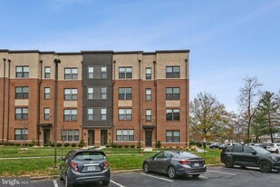 55 Silverway Dr, Unit GS-105 in Herndon, VA - Building Photo
