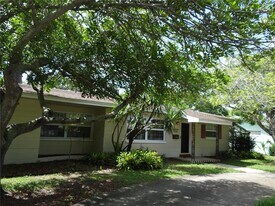 6132 Dartmouth Ave N in St. Petersburg, FL - Building Photo