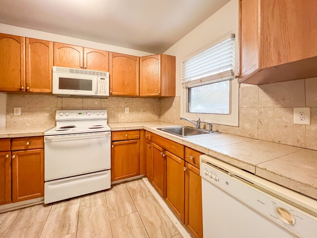 26 Fox Hill Dr in Kilmarnock, VA - Foto de edificio - Building Photo