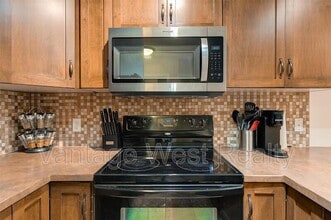 654-654 Cook Rd in Kelowna, BC - Building Photo - Building Photo