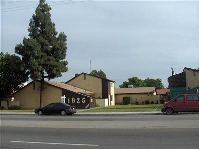 1925 Ming Ave in Bakersfield, CA - Building Photo