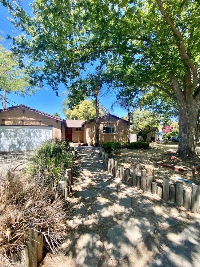 1407 Madrone Ln in Davis, CA - Foto de edificio - Building Photo