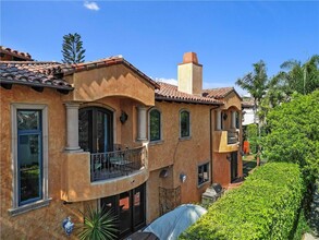 978 S Bundy Dr in Los Angeles, CA - Foto de edificio - Building Photo