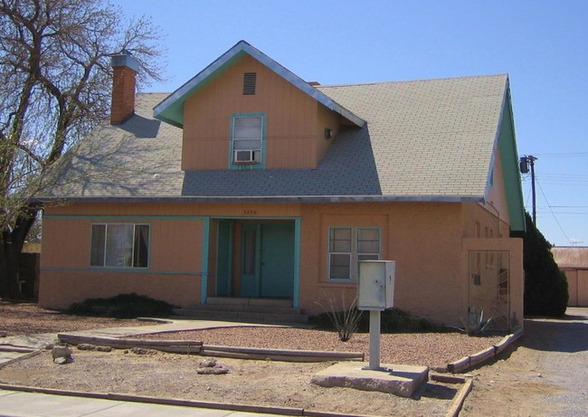 3206 Oak St in Las Cruces, NM - Foto de edificio - Building Photo