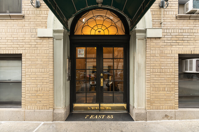 7 E 85th St in New York, NY - Building Photo - Building Photo