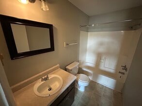 5150 Linbar Dr in Nashville, TN - Foto de edificio - Building Photo