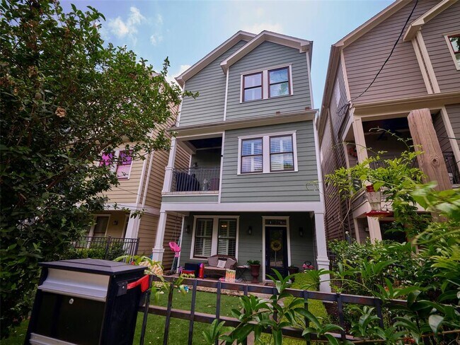 property at 228 E Woodland St