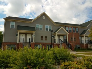 Campus Village Saginaw in Saginaw, MI - Foto de edificio - Building Photo