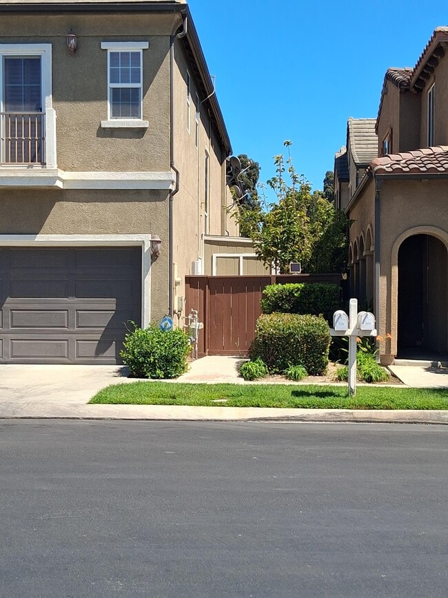 9204 S Nobel Way in Inglewood, CA - Building Photo - Building Photo