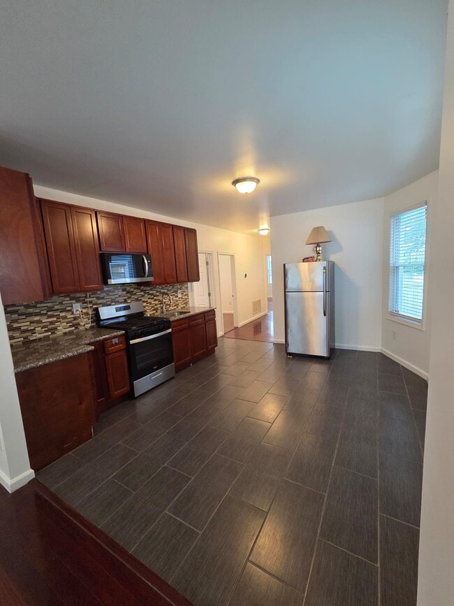 222 Amherst St, Unit 1 in East Orange, NJ - Building Photo - Building Photo
