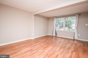 27 Cross Country Ct in Gaithersburg, MD - Building Photo