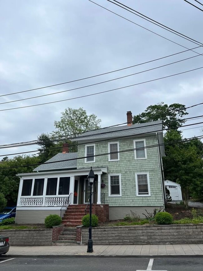 303 E Main St in Port Jefferson, NY - Building Photo - Building Photo