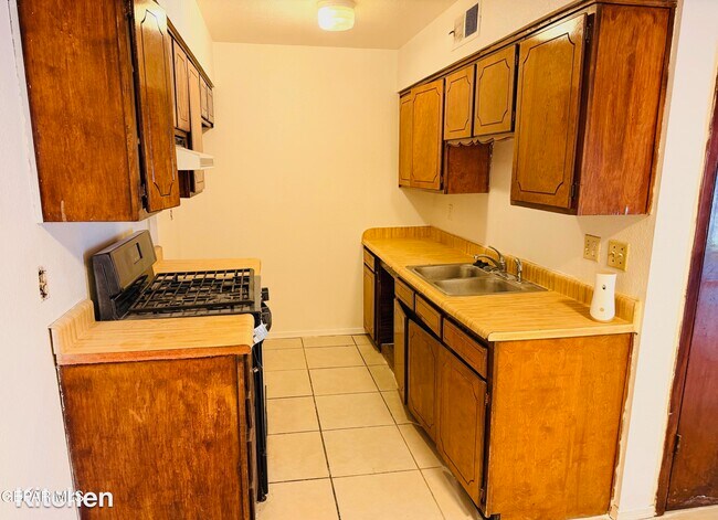 10555 Kinross Ave in El Paso, TX - Building Photo - Building Photo