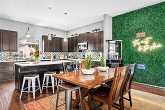 2104 Webster St in Houston, TX - Building Photo - Building Photo