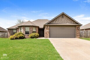 431 Carlson St in Centerton, AR - Building Photo