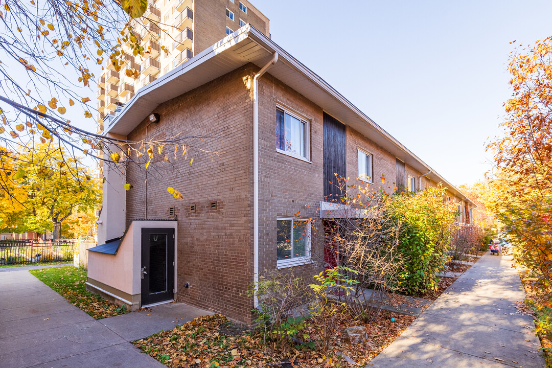 Corporation d’habitation Jeanne-Mance in Montréal, QC - Building Photo