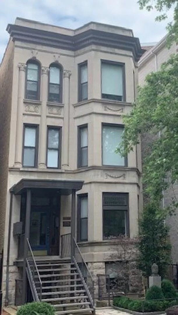 property at 712 W Briar Pl