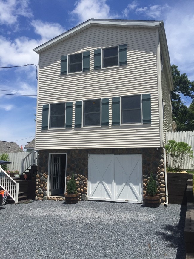 30 Point Breeze Dr in Rocky Point, NY - Building Photo - Building Photo