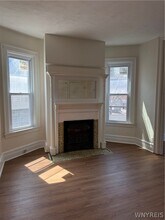 1015 Elmwood Ave in Buffalo, NY - Foto de edificio - Building Photo