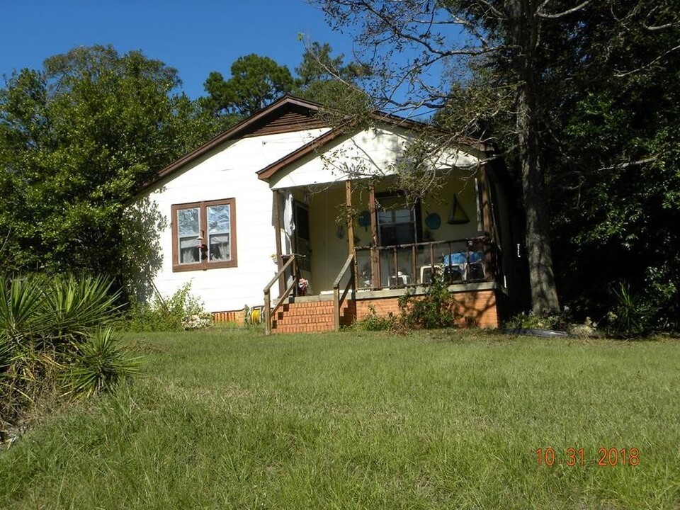 588 Magnolia St in Ozark, AL - Foto de edificio