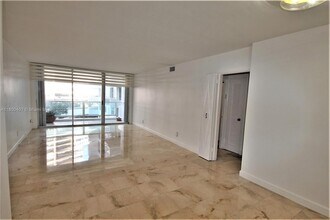 5161 Collins Ave in Miami Beach, FL - Building Photo - Building Photo