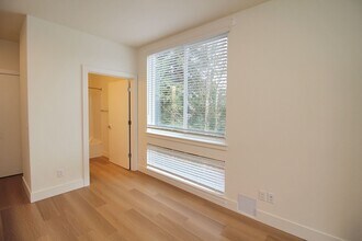 8417 SW 24th Ave in Portland, OR - Building Photo - Building Photo