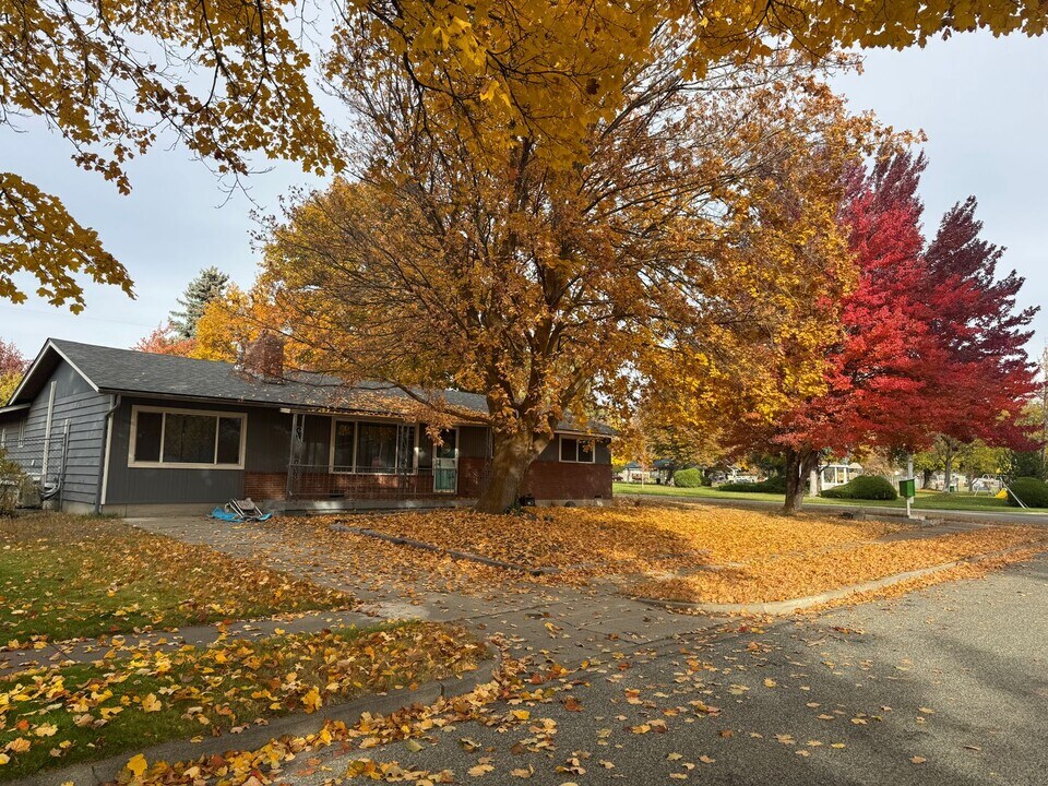 913 Seattle Ave in Ellensburg, WA - Building Photo