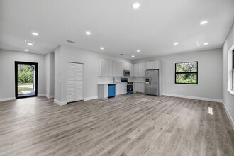 1134 Sunrise Blvd in Lehigh Acres, FL - Building Photo - Building Photo