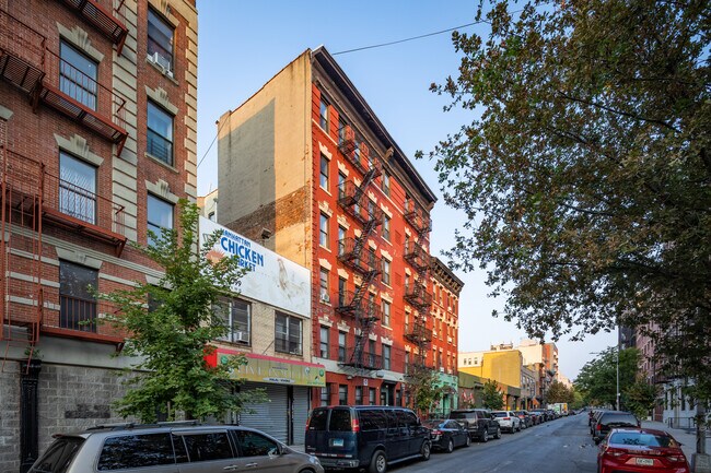 244 E 117th St in New York, NY - Foto de edificio - Building Photo