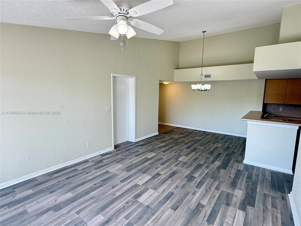 9266 W Atlantic Blvd in Coral Springs, FL - Foto de edificio