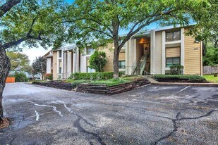 9100 Mountain Ridge Dr in Austin, TX - Building Photo