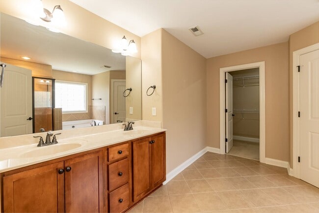 913 Steelhorse Dr in Fuquay Varina, NC - Building Photo - Building Photo