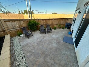 8836 Sheldon Terrace Ln in Elk Grove, CA - Foto de edificio - Building Photo