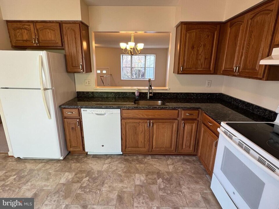 18002 Sunset Lake Ct in Olney, MD - Building Photo