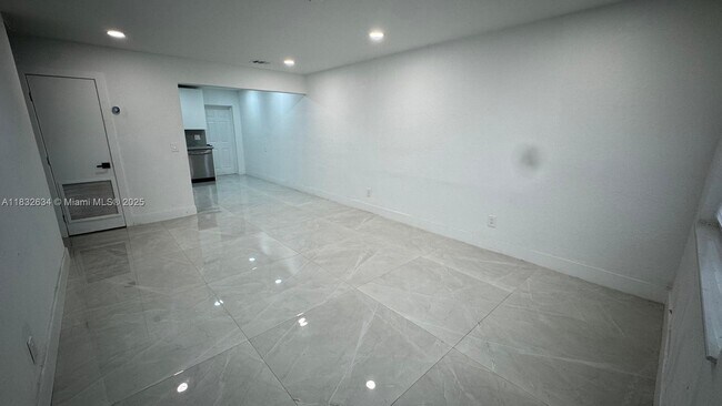 320 SW 11th Ave in Hallandale Beach, FL - Building Photo - Building Photo