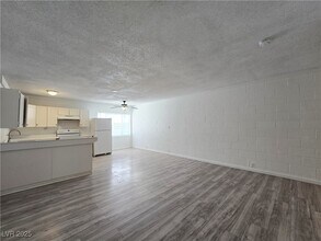 2913 Stewart Ave in Las Vegas, NV - Building Photo - Building Photo