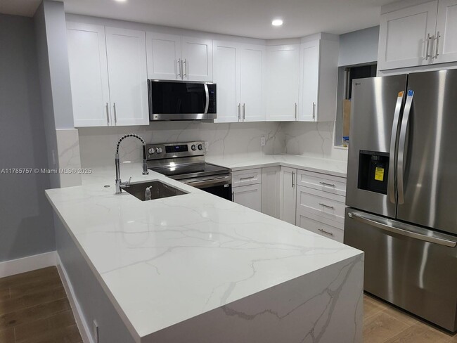 2980 Riverside Dr in Coral Springs, FL - Foto de edificio - Building Photo