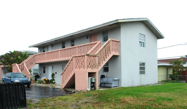 1530 Forest Hill Blvd in West Palm Beach, FL - Foto de edificio - Building Photo