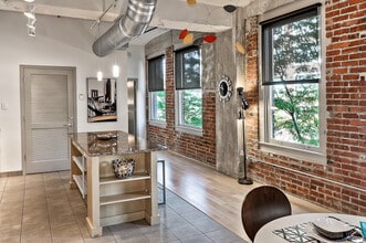 Joslyn Loft in Omaha, NE - Foto de edificio - Building Photo