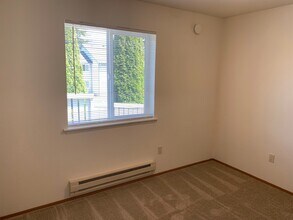 Harbor Heights (31 &amp; 65 NW Crosby Ave) in Oak Harbor, WA - Building Photo - Interior Photo