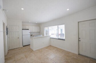572 NE 67th St in Miami, FL - Building Photo - Building Photo