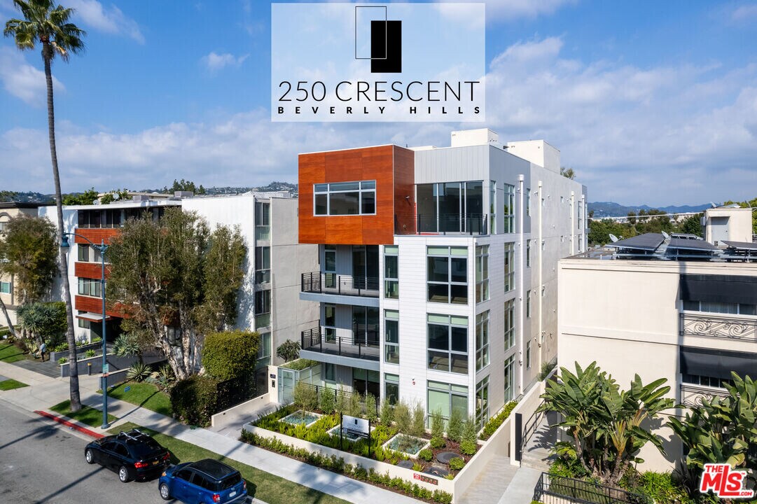 250 N Crescent Dr in Beverly Hills, CA - Building Photo