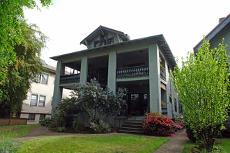 1540 SE Ladd Ave in Portland, OR - Building Photo - Building Photo