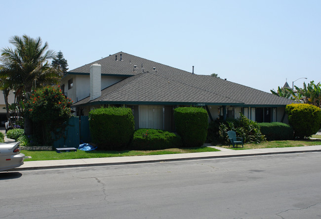 16952 Lilac Ln in Huntington Beach, CA - Foto de edificio - Building Photo