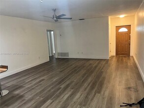 7411 Twin Sabal Dr in Hialeah, FL - Building Photo - Building Photo