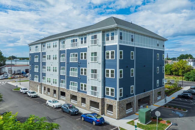 Taylor Pointe in Nashua, NH - Building Photo - Building Photo