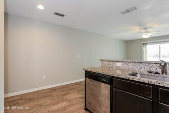562 Eiseman Wy in Jacksonville, FL - Foto de edificio - Building Photo