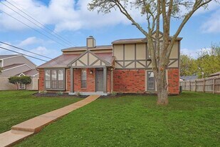 402 Creekmeadow Ln in Lewisville, TX - Building Photo